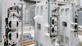 Hier sieht man die kontinuierliche Fertigung von Blechteilen im Hohlprägewalz-Verfahren. Dieser Prozess läuft hochpräzise, hochratenfähig und energieeffizient ab, betonen die IWU-Forscher. (Bild: Fraunhofer IWU)