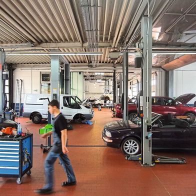 Sommerzeit ist Urlaubszeit. Turnusmäßig geht dann auch die Auslastung zurück. Auf den Serviceumsatz hatte das aber so gut wie keine Auswirkung.  (Bild: Schreiner/»kfz-betrieb«)