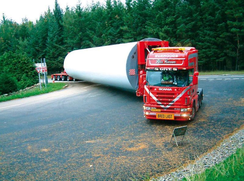 „BigMover“ Give aus Dänemark, unterwegs mit seiner Spezialität in Schottland: mit Windtürmen.Bild: Give (Archiv: Vogel Business Media)