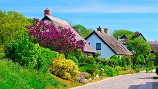 Bürger und Verwaltung in Dörfern besser anbinden – das will die App „DorfFunk“ (Bild: Groß Zicker auf Rügen) (LianeM - stock.adobe.com)