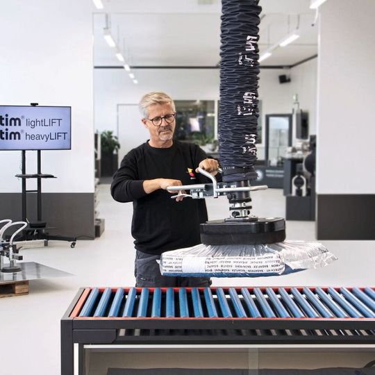 Der Vakuum-Schlauchheber Lightlift bewegt Sackware und viele andere Hebegüter bis zu 50 kg.(Bild:  Timmer GmbH)