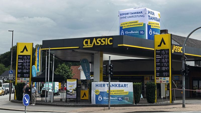 In Kirchweyhe bei Bremen wird seit dem 16. Juni erstmals fast klimaneutrales Benzin regulär an der Tankstelle verkauft. (Bild: Klima Kraftstoffe GmbH)