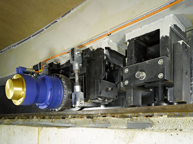 Bild 2: Acht Servoaktuatoren in High-Torque-Ausführung führen den Turm der Sonne nach; eine komplette Drehung dauert nur wenige Minuten.  Bild: Wittenstein (Archiv: Vogel Business Media)