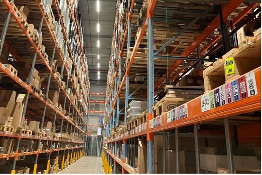 Im Sonepar-Logistikzentrum Garbsen hat ONK 40.000 Palettenplätze mit neuen QR- und fabcodierten Etiketten bei laufendem Betrieb gekennzeichnet und so die Voraussetzungen für den Umstieg auf ein neues Warenwirtschaftssystem geschaffen.(Bild:  ONK/Sonepar)