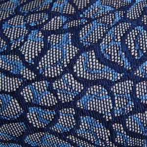 Mit einer Raschelmaschine wie der MJ 52/1-S von Karl Mayer lassen sich etwa solche Textilien fertigen, um nur eins von vielen Beispielen zu zeigen. Jetzt sorgt sie auch für smarte Kleidung, die den Spaß am Sport erhöhen soll.(Bild:  Karl Mayer Group)