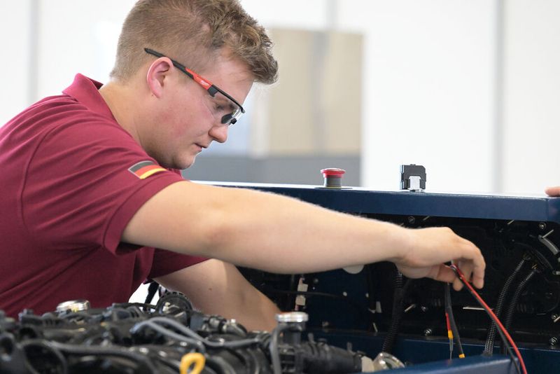 Der deutsche Pkw-Mechatroniker Manuel Schmied und seine Kollegen zeigten an acht Stationen ihr Können. (Bild: Klindtworth - Worldskills Germany)