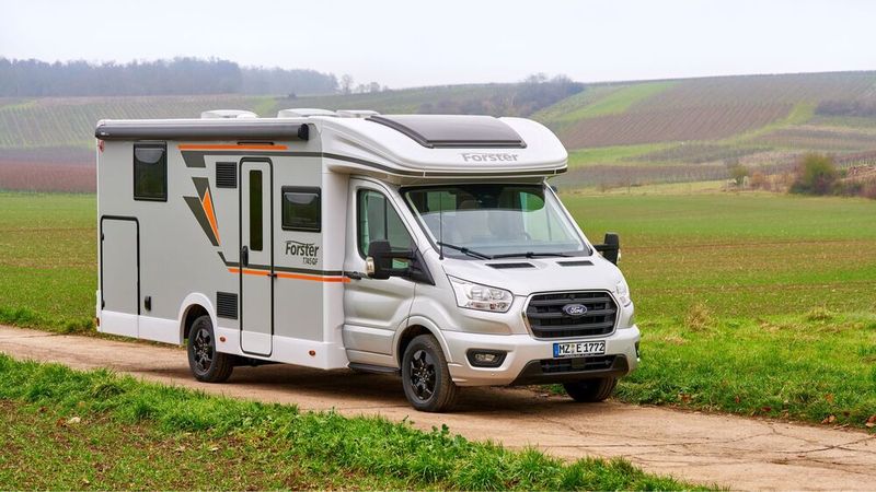 Der Forster T745 QF Vibe ist ein knapp siebeneinhalb Meter langer Teilintegrierter auf Ford-Transit-Basis. (Bild: Forster)