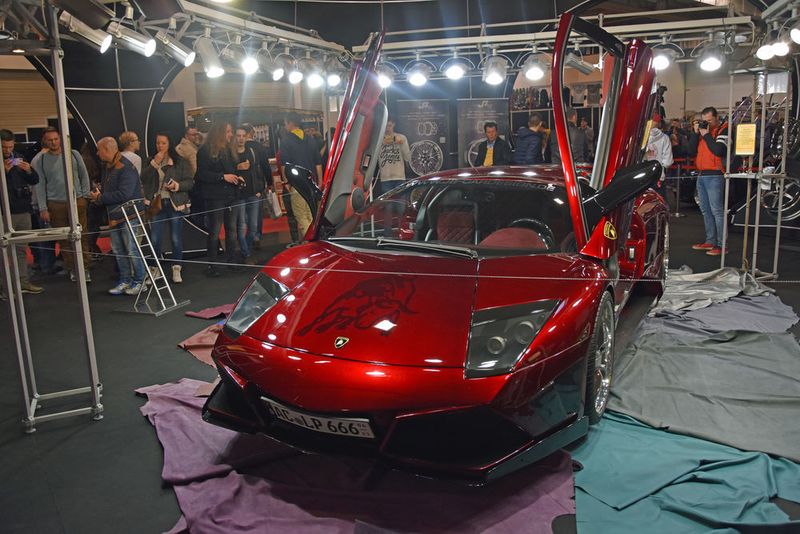 Auf Tuning- und Sportwagenbegeisterte warteten wieder zahlreiche Unikate, darunter dieser 750 PS-starke „Lamborghini LP 640 E-Gear“. (Simon / »kfz-betrieb«)