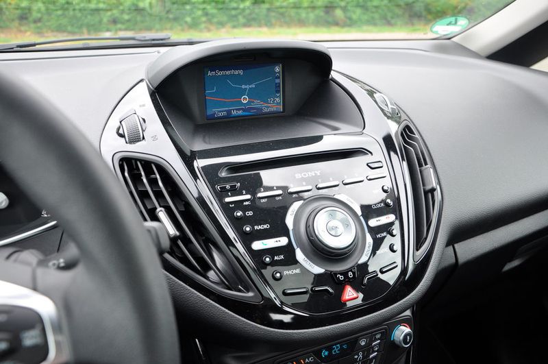 Die vielen kleinen Knöpfe machen die Bedienung von Navi, Radio & Co. etwas fummelig und kompliziert. (Seyerlein / kfz-betrieb)