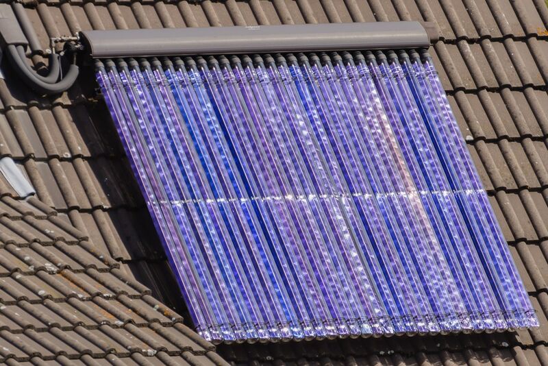 Auch ein Typ von Solar-Energie, aber keine Photovoltaik: Bei der Solarthermie wird die Strahlungswärme in anderen Medien aufgenommen. Bei dieser kleinen Aufdachanlage durchfließt Wasser die Rohre, die der Sonne ausgesetzt sind. Es wird erhitzt und bedient die Heizung oder den Warmwasserbedarf des Wohnhauses. (Foto: commons.wikimedia.org/Norbert Nagel (CC BY-SA 3.0))