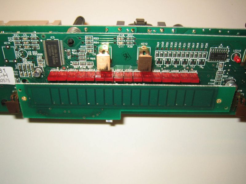 Bild 4: Slidermodul mit LED-Sliderstreifen und LED-Anzeige der Kochstufe. Die Messingteile sind Tastenfeder-Elektroden, die gegen die Frontblende gepresst sind – sie werden mit dem 10-Tasten-Touch-Chip QT1100A verbunden. (Archiv: Vogel Business Media)