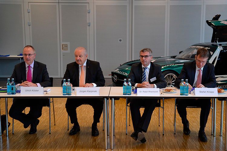 Rede und Antwort während des ZDK-Fuchs-Kamingesprächs standen unter anderem (v.li.) Ulrich Köster und Jürgen Karpinski vom ZDK sowie Dr. Ralph Rheinboldt und Stefan Knapp vom Mannheimer Schmierstoffhersteller Fuchs. (Foto: Michel)