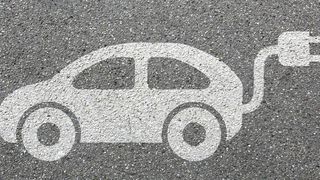 In Zukunft wird es darauf ankommen, die Bedürfnisse des Energie- und Verkehrssystems systematisch miteinander zu verbinden. Mit dem Fortschreiten der Energiewende und der Integration vieler neuer E-Autos steigen die Herausforderungen an das Stromnetz. (Clipdealer)