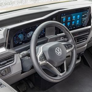 Im Innenraum dominiert der hoch angesetzte, 13 Zoll große Bildschirm in der Mitte, durchs Lenkrad blickt der Fahrer zudem auf ein 12-Zoll-Display.(Bild:  VW)