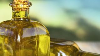 Abb. 1: Alle Fette und Öle enthalten Glycerin in Form von Fettsäureestern (Triglyceride). (© tetxu / Fotolia.com)