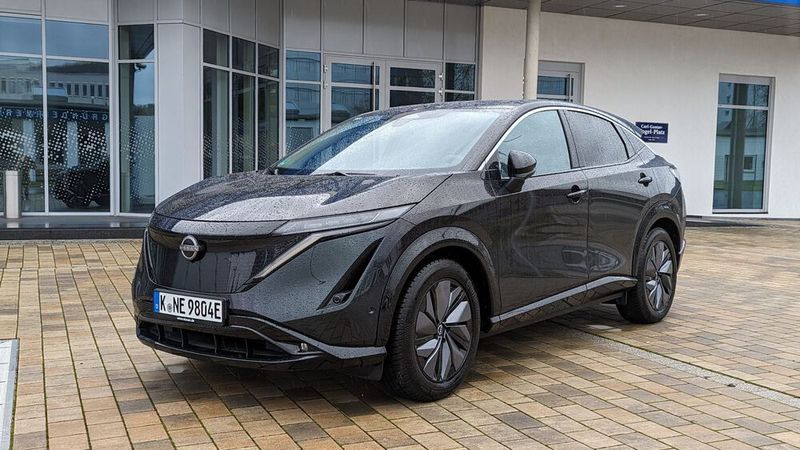 Die bullige Front des Ariya wird von schmalen LED-Scheinwerfern eingerahmt.  (Bild:  Mauritz – VCG)