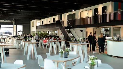 Den großzügigen Showroom teilen sich drei Marken.  (Bild: Autohaus Osseforth)