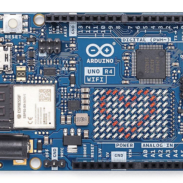 Arduino UNO R4 WiFi: Für den Leistungsschub sorgt der 32-Bit-RA4M1-Mikrocontroller von Renesas.