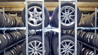 Rauscher F.X. präsentiert wandelbare Systemregale für Räder- und Reifenlager auf der Reifenmesse in Essen. (Bild: Rauscher F.X.)