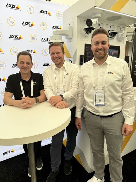 Bei AXIS ist Sicherheit garantiert – (v.l.) in weiß Matthias Mählen und Alexander Klein. (Bild: Vogel IT-Medien)