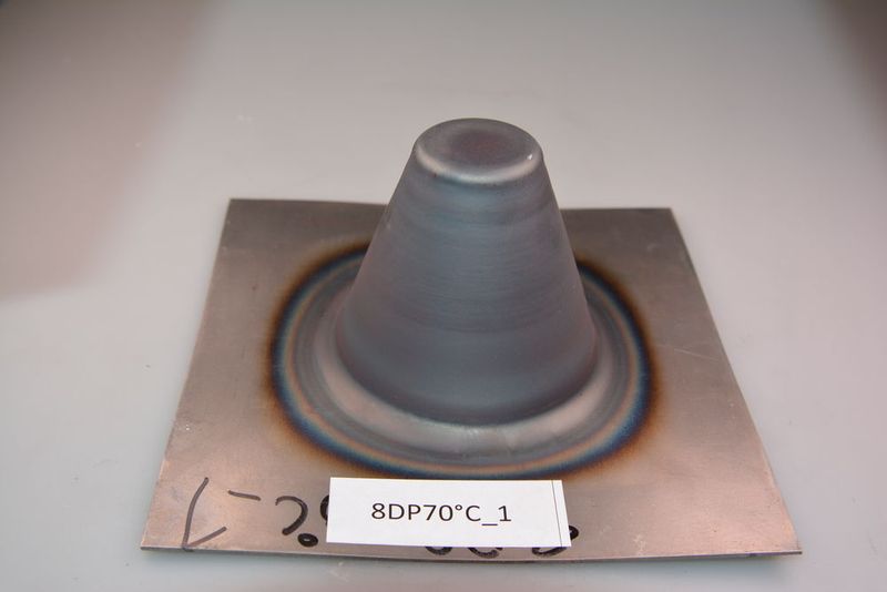 Lokale Erwärmung kann das Umformen hochfester Bleche erleichtern. (Bild: TU Chemnitz/IWP)