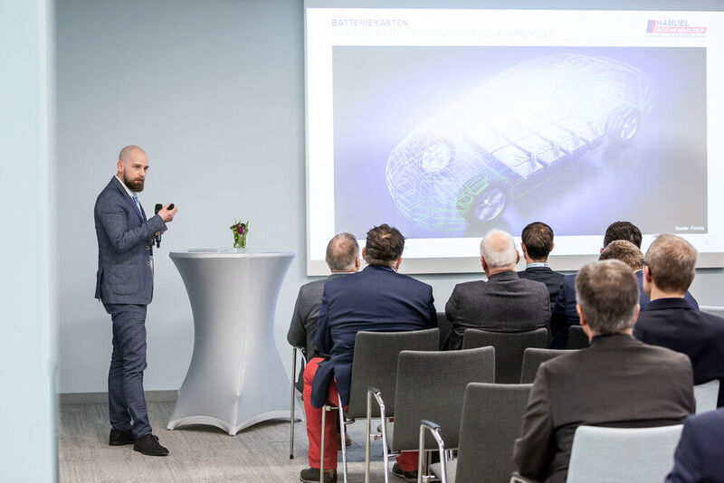 Jochen Rühl from Reichenbacher Hamuel showed machining solutions for the production of battery boxes made of extruded aluminium profiles to the attendees.  (Stefan Bausewein)
