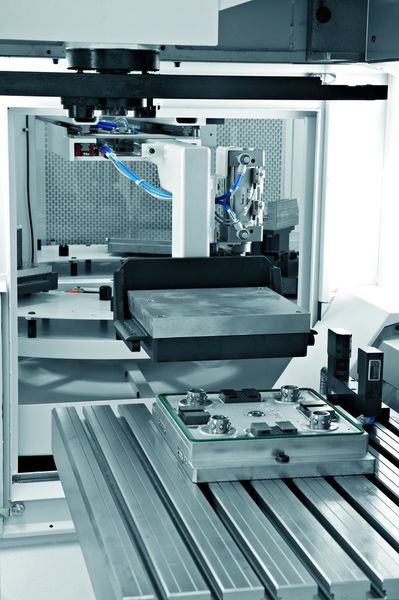 Der automatische Werkstückwechsel aus dem Palettenmagazin ermöglicht eine bedienerlose Fertigung. Bild: GF Agie-Charmilles (Archiv: Vogel Business Media)