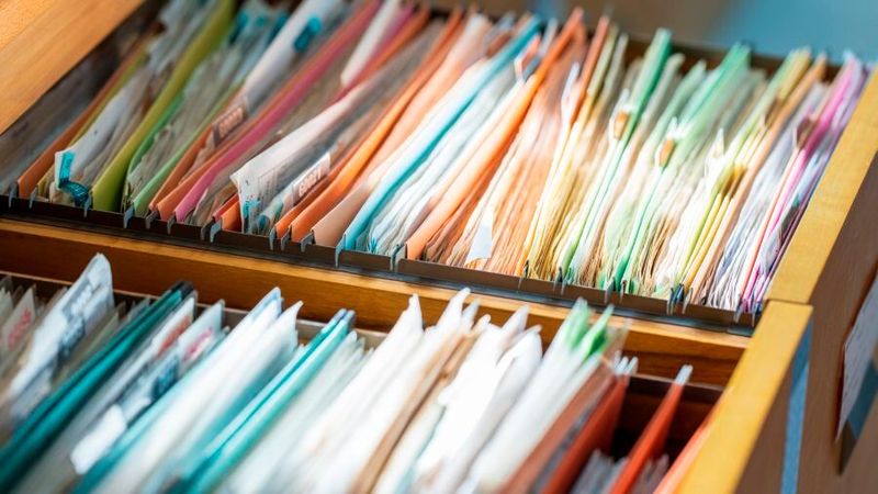 Cloud, On-Premises oder Hybrid? Beim Unternehmensarchiv müssen Aufbewahrung, Zugriff und Schutzbedarf zusammenpassen.(Bild: ©  mnirat - stock.adobe.com)