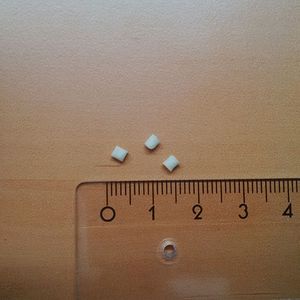 So sehen auf den ersten Blick völlig einwandfreie Granulatkörner zur Herstellung von Extruder-Produkten oder Spritzgussteilen aus. Der Protect von Sesotec blickt jedoch in „Pudel`s Kern“...