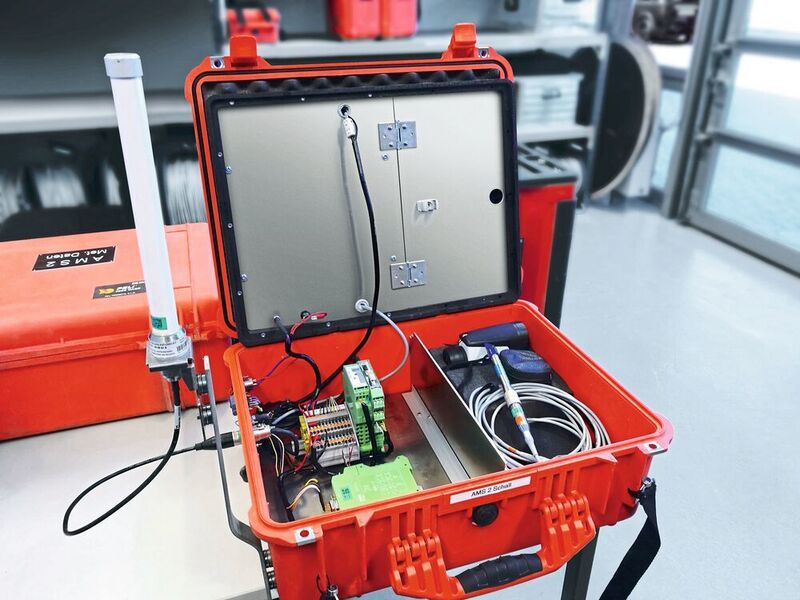 Batteriebetriebene Messbox mit Datenlogger, Radioline-Funkmodul und Rundstrahlantenne. (Phoenix Contact)