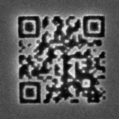 Der kleinste QR-Code der Welt ist nur im Elektronenmikroskop sichtbar, das aber sehr stabil. (Bild: TU Wien)