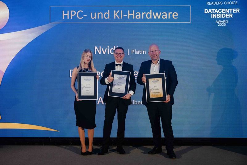Die Preise in der Kategorie „HPC- und KI-Hardware“ sicherten sich AMD (Silber), Dell Technologies (Gold) und Nvidia (Platin). Auf der Bühne die Unternehmensvertreter Jörg Roskowetz (AMD) und Christian Winterfeld (Dell Technologies).  (Bild: Manuel Emme Fotografie)