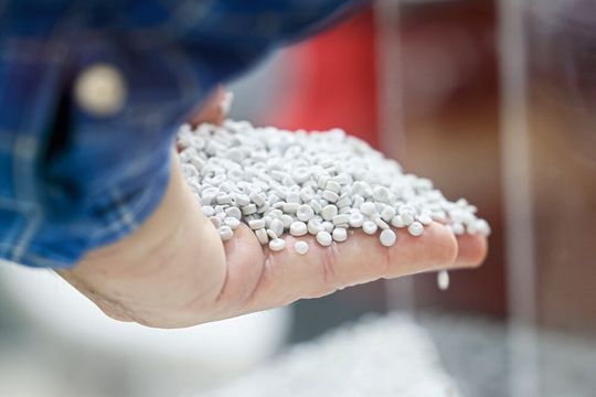 Wie lassen sich Granulate und Pulver präzise und sicher verarbeiten? Auf der Interpack zeigen zahlreiche Unternehmen überzeugende Lösungen.(Bild:  Messe Düsseldorf-Interpack)