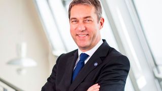 BDK-Vertriebsdirektor Christian Bartels freut sich, das neue Sommergewinnspiel der Bank ankündigen zu können. (Bild: BDK)