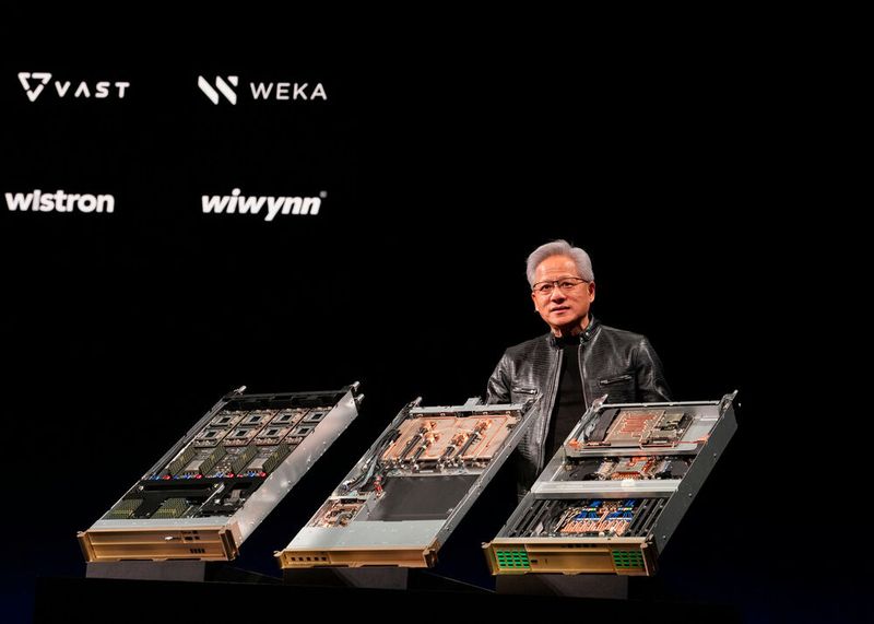 Nvidia ist mit den neuen Vera-Rubin-Systemen, hier präsentiert von CEO Jensen Huang auf der letzten GTC auf Taiwan, weiterhin die Nummer eins bei KI-Servern. (Bild: Nvidia)