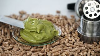 Die EP-Hybridfette von Rhenus sind insbesondere für den Einsatz in Holzpelletierungsanlagen, Baumaschinen und Bergbau-Geräten sowie allen hochbelasteten Lagern geeignet. (Rhenus Lub)