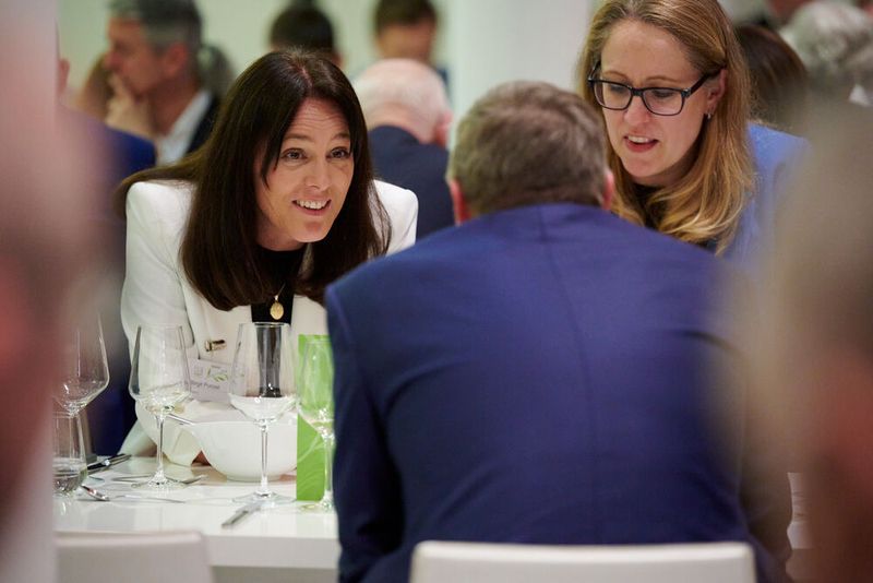 Impressionen vom ELEKTRONIKPRAXIS Frühlingsfest 2023 im Ketterer Kunst mit der Verabschiedung von Johann Wiesböck.  (Bild: © EYE AM CHRIS)