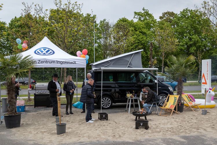 Für Urlaubsatmosphäre wurde mit einem Strand gesorgt.  (Stefan Bösl)
