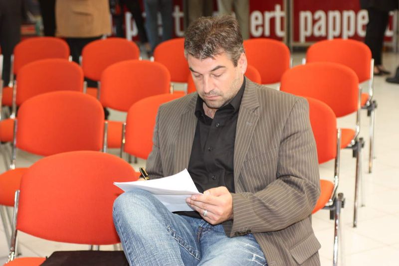 Alle Fragen ausreichend beantwortet? Ein Händler macht sich Notizen zur Veranstaltung. (Archiv: Vogel Business Media)