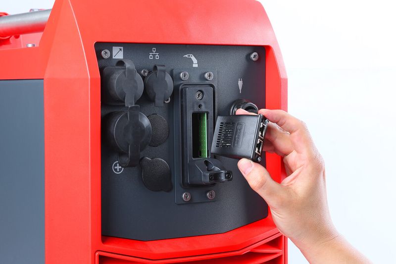 Die bei allen Geräten aus der TPS/i-Familie werkseitig montierte Ethernet-Schnittstelle kann verwendet werden, um die Geräte zu vernetzen. Die Schweißtechnik macht damit einen großen Schritt in Richtung Industrie 4.0. (Bild: Fronius)