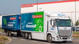 Dieser mit Wasserstoff betriebene Lkw wird von Nolden Logistics jetzt für die Transporte von Bauhaus eingesetzt. Eine Tankfüllung reiche für 400 Kilometer. Wenn sich dieses Konzept bewährt, will Bauhaus diese umweltfreundliche Art des Transportes ausweiten ... (Bild: Bauhaus)