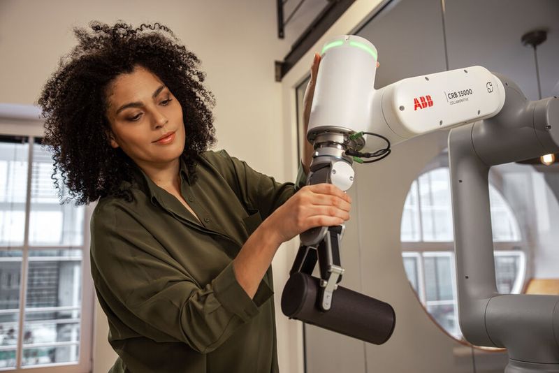 Kleine, erschwingliche und nutzerfreundliche Roboter wie der Cobot GoFa helfen dabei, viele der Hürden zu beseitigen, die Unternehmen bisher davon abgehalten haben, in Robotik zu investieren.  (Bild: ABB)