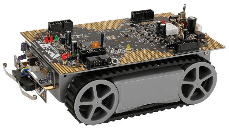 RP6v2: das autonome Roboterfahrzeug sieht Kollisionen voraus, erkennt einen niedrigen Ladezustands des Akkus, misst und regelt die Drehzahl von Motoren mittels hochauflösender Encoder und kann Daten mit anderen Robotern oder Geräten austauschen. (Bild: Farnell)
