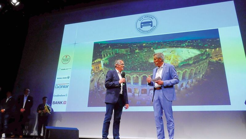 Zum Dank für seinen engagierten Dienst gab es für den gerührten Fast-Ruheständler Reuß und seine Frau eine Reise nach Italien. (Bild: Zietz – »kfz-betrieb«)