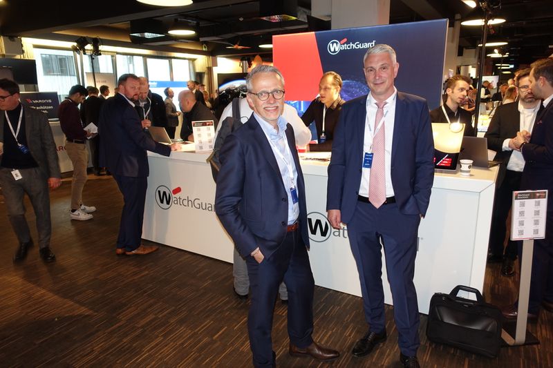 Michael Haas,(Watchguard) und Christian Görtz, (r. Nuvias) sind gespannt, wer heute die Chance für ein Live-Gespräch nutzen wird?! (Bild: IT-BUSINESS)