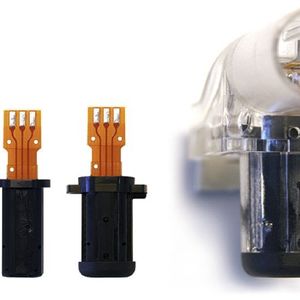 Bild 1: Mehrstufiges mediendichtes Umspritzen elektronischer Bauelemente, dessen Weiter-
entwicklung nun in einem einstufigen Verfahren vorangetrieben worden ist. 
