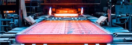 Am 4. Juli begann die Produktion von Brammen im neuen Stahlwerk von Thyssenkrupp Steel in Duisburg. Die Brammen (Symbolbild) werden dann zu Blechen gewalzt. Wie es heißt, sichert die neue Anlage Arbeitsplätze und unterstützt mit ihren Produkten die Klimaziele.(Bild:  Thyssenkrupp Steel)