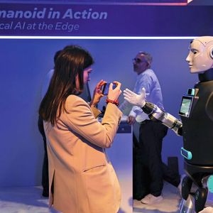 RoBee: Oversonics humanoider Assistenzroboter nutzt Intels Core-Ultra-300-SoC („Panther Lake“) für KI-Inferenz direkt im Gerät, etwa für Sprache, Wahrnehmung und einfache Entscheidungslogik.(Bild:  Intel)