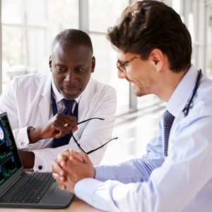 Lenovo hat das Think-Pad-Portfolio für mobile Workstations erweitert. Die neuen Think-Pads P16v, P16s Gen 2 und P14s Gen 4 werden von den aktuellen AMD-Ryzen-PRO-7040-Series-Mobile-Prozessoren mit optionaler Nvidia-RTX-Professional-Grafik angetrieben. (Bild:  Lenovo (Deutschland) GmbH)