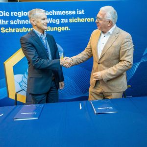 Der obligatorische Handshake besiegelt die Partnerschaft zwischen Deutschen Schraubenverband und Schraubtec. (Bild:  Amelie Jehmlich)